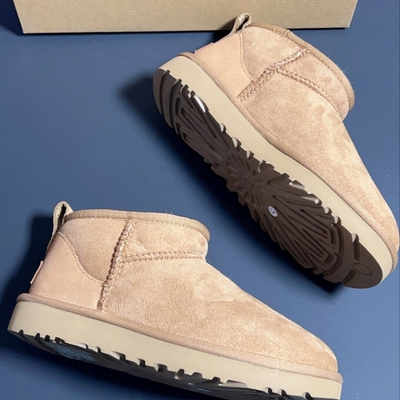 🥶🔥UGG Classic Ultra Mini Boot - Picture 2 of 6